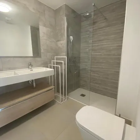Lovely 2 Bedroom Vacation Home With Pool Διαμέρισμα