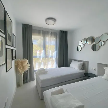 Lovely 2 Bedroom Vacation Home With Pool *